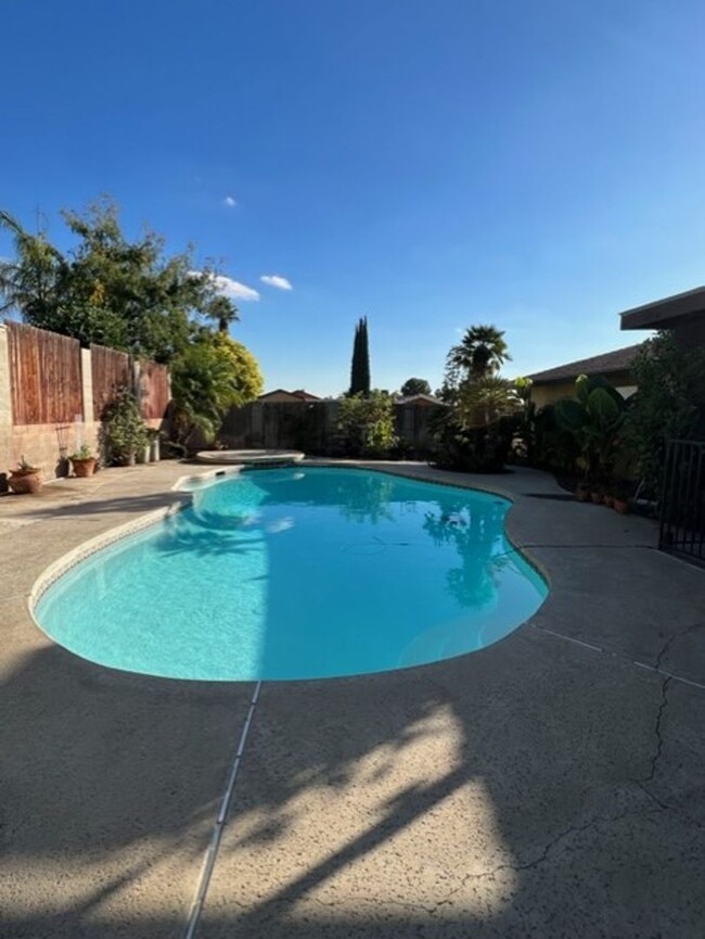 Building Photo - Charming East Bakersfield Home