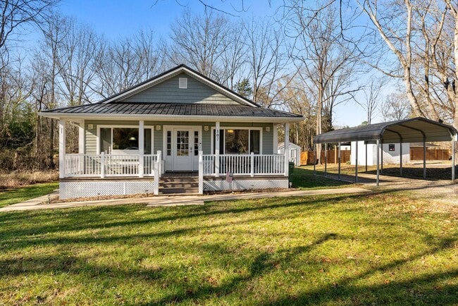 Building Photo - 3-Bedroom in Town of Farmville with One-Le...