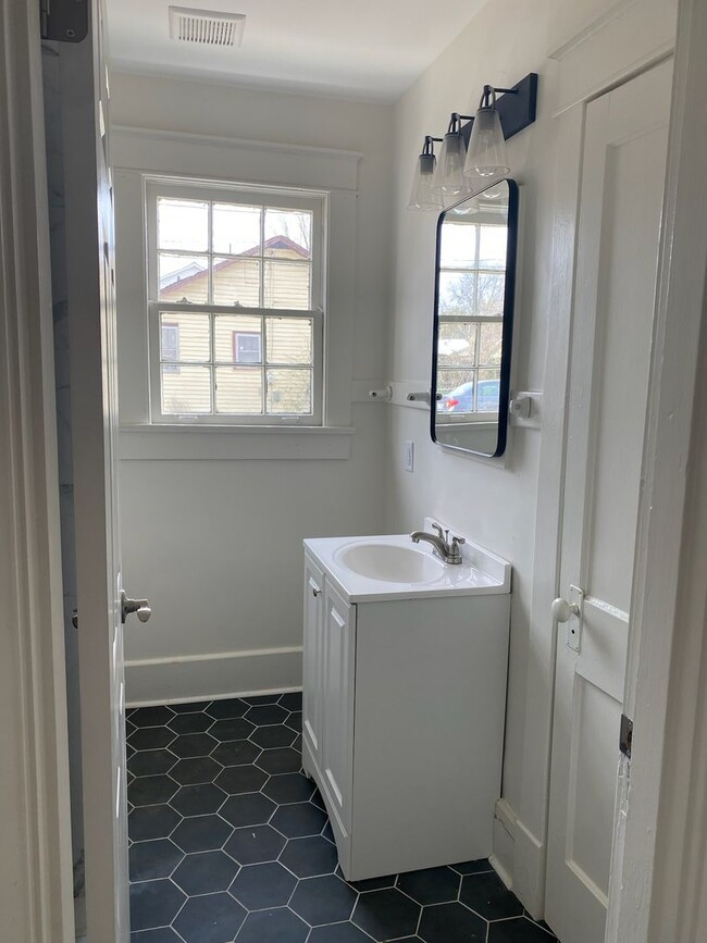Building Photo - Charming 5 Bed, 3 Bath Home in the Heart o...