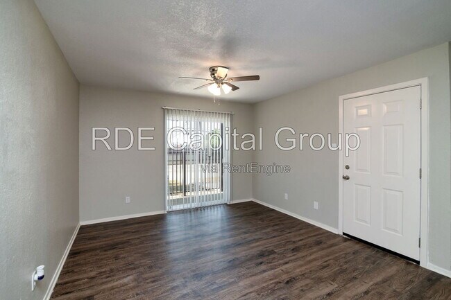 Building Photo - 8045 W Elizabeth Ln