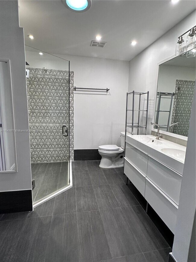 Building Photo - 547 Patio Village Way