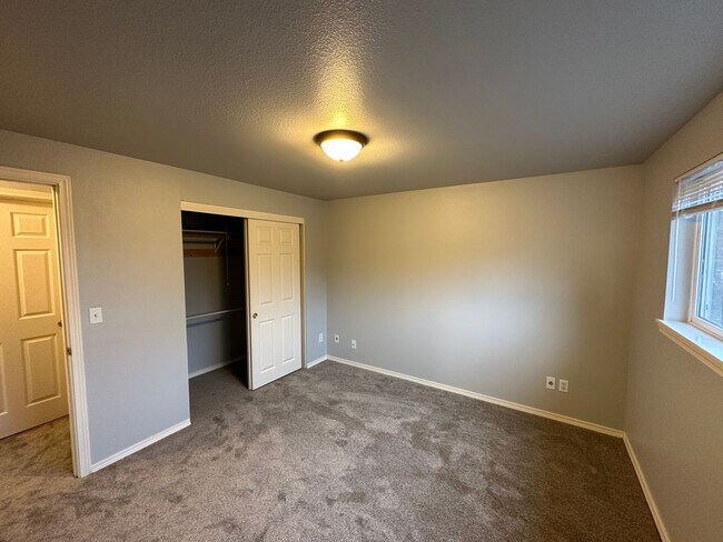 Building Photo - Charming 3 Bed 2 Bath Home with 2-Car Garage in Maple Leaf