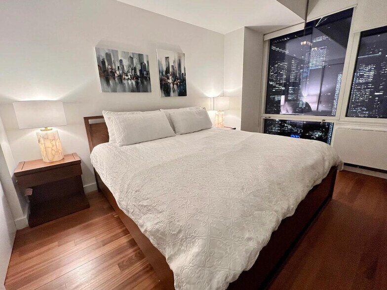 Building Photo - 312 W 42nd St