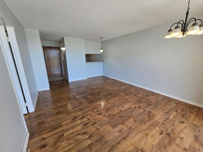 Building Photo - Bright 2-Bedroom Condo with Lanai