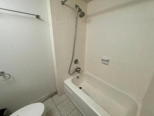 Building Photo - PUNAHOU TOWER 2/2/1 sec, W/D, pool, gym, s...