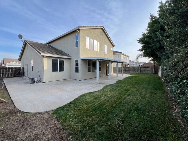 Building Photo - Large Two Story Crossroads Home!