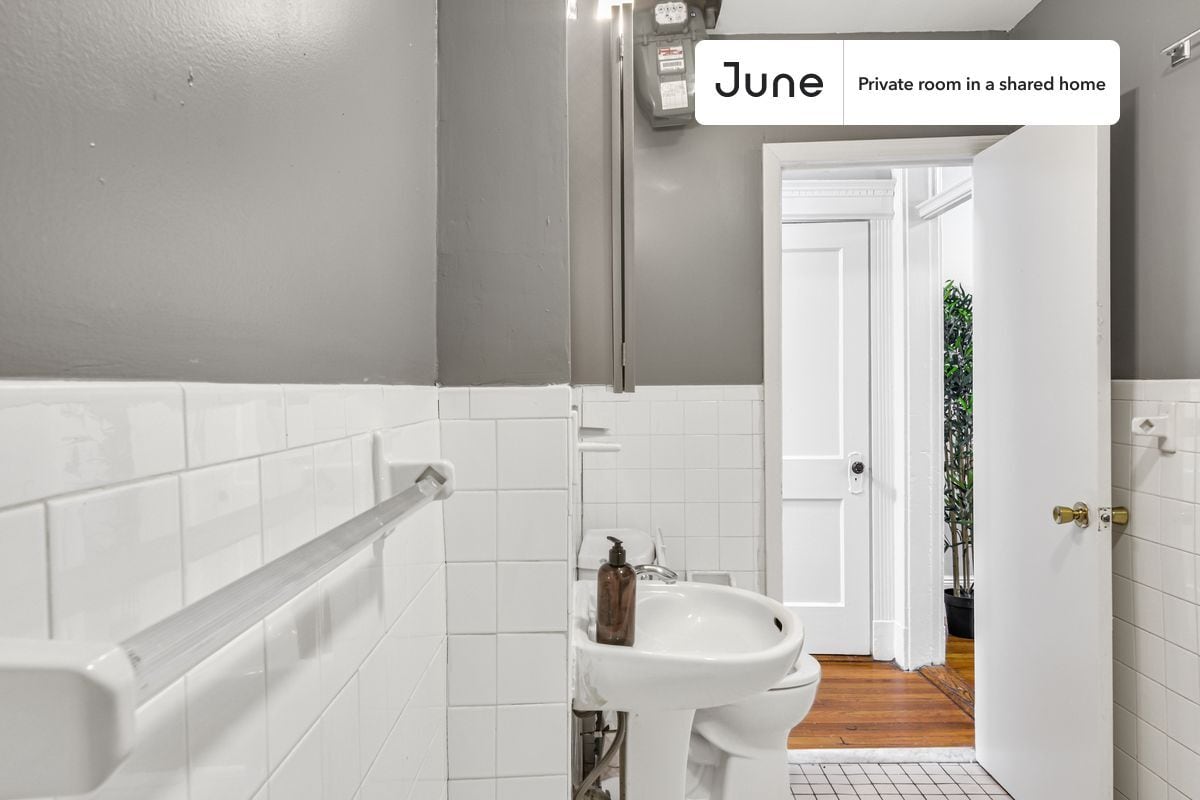 Building Photo - Room in Shared 3 bed/1 bath home