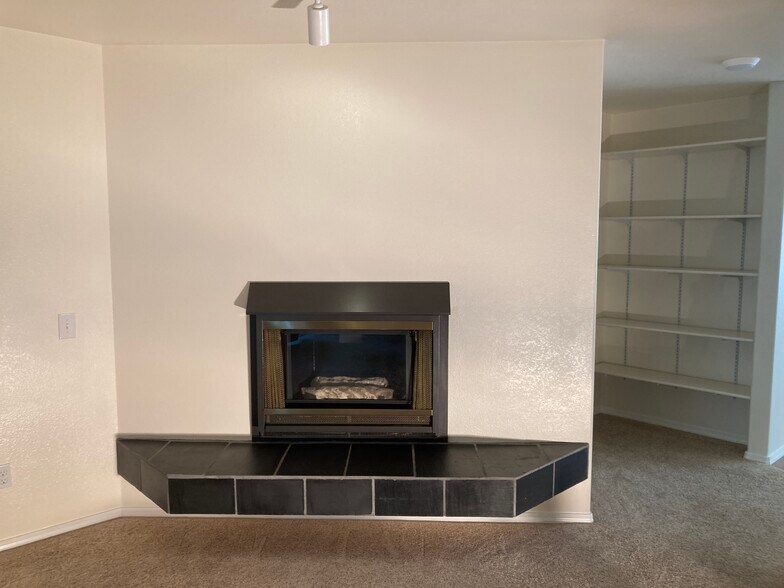 Building Photo - 712 W 47th Ave