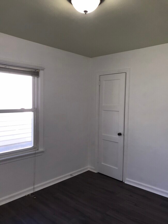 Building Photo - 866 Warwick Dr