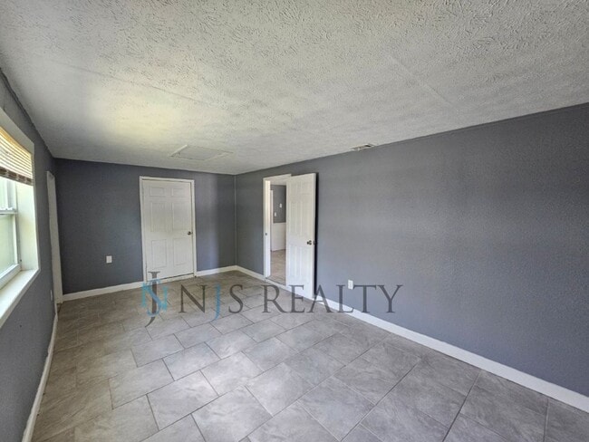 Building Photo - Gorgeous 3/1 1080sf with UPDATED kitchen, ...
