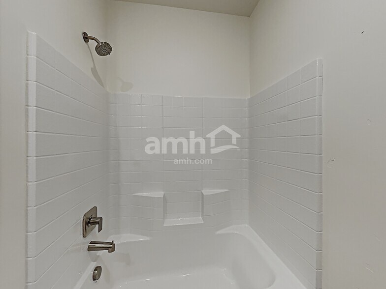 Building Photo - 933 N Barkvine Ave