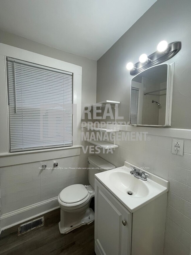 Building Photo - Recently Updated One Bedroom Duplex in Gre...