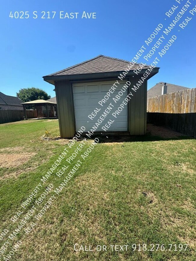 Building Photo - Beautiful 4-Bedroom Home with Office, Cove...