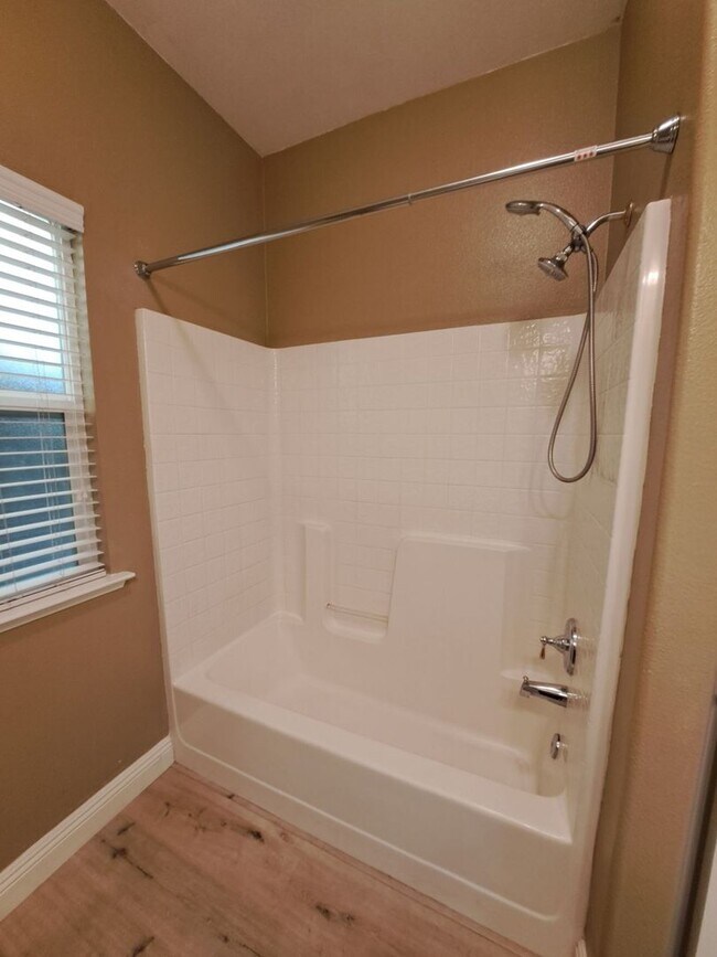 Building Photo - Gorgeous Fresno Residence with Premium Fin...