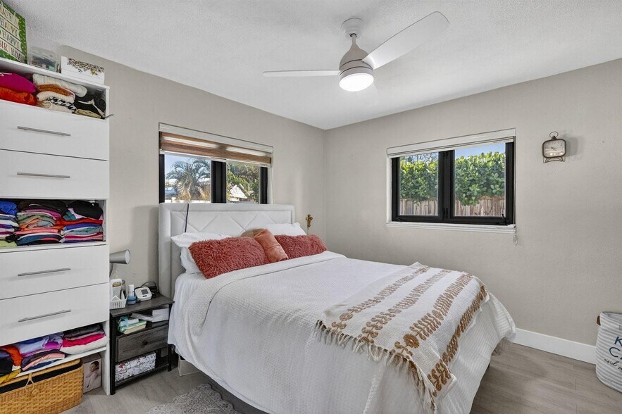 Building Photo - 2601 NE 8th Ct