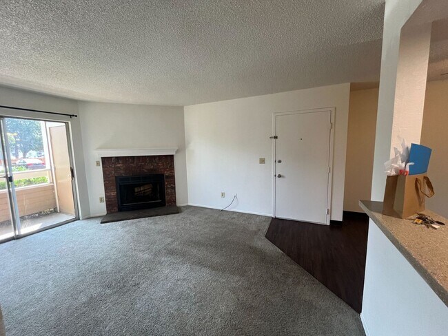 Building Photo - ** Move in Special** Nice 2 bed 1 bath in ...