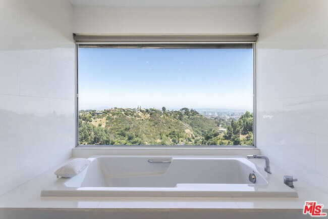 Building Photo - 1260 Linda Flora Dr