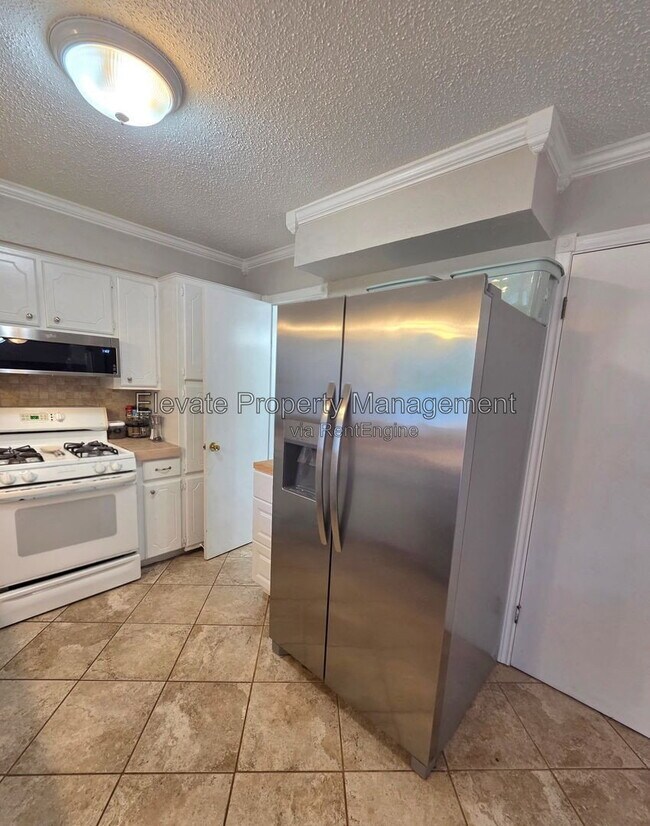 Building Photo - 4225 Clendon Way