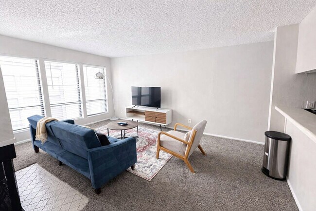 Building Photo - 505 N Rock Rd