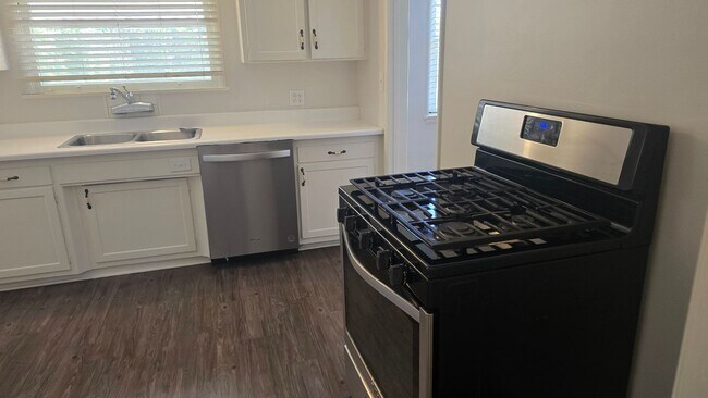 Building Photo - Single Story Home with Large Yard availabl...