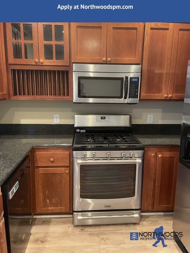 Building Photo - Beautiful 2 Bedroom 2.5 Bath Townhouse in ...