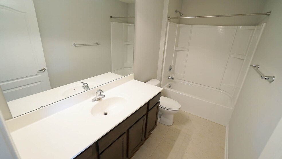 Full Bath for bedroom #2 & 3 - 1207 Heritage Links Dr