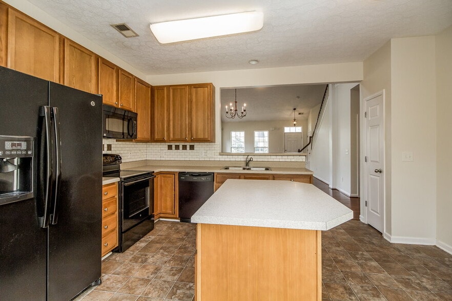 Building Photo - 413 Creekside Ln