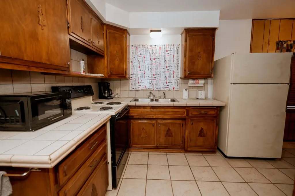 Cabin 5 Kitchen - 165 E White Mountain Blvd