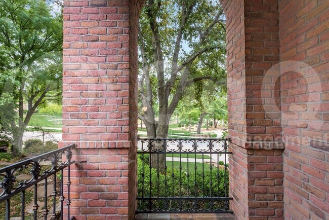 Building Photo - 5224 Longvue Dr