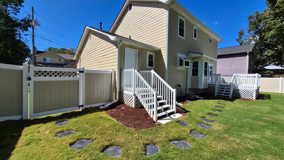 Building Photo - 490 Julius Dr