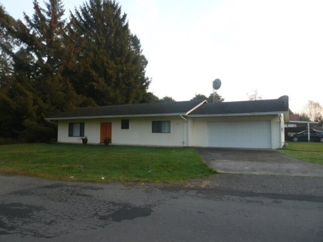 Building Photo - Single Level Home in McKinelyville- Dog Fr...