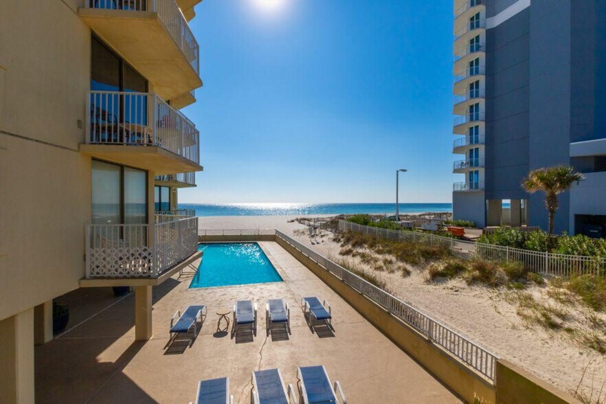 Building Photo - 505 E Beach Blvd