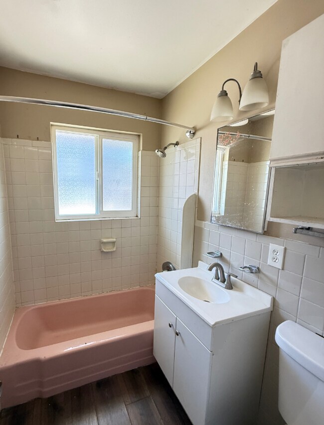 Building Photo - 2 bedroom in the heart of Denver! 1 month ...