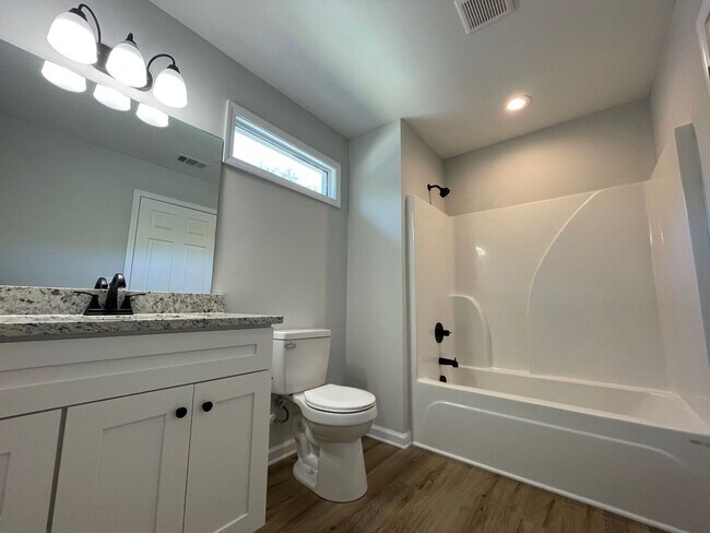 Building Photo - 5 Bed Home Available August 2026!