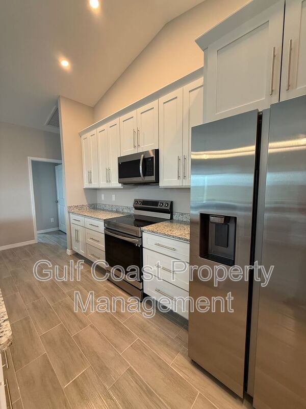 Building Photo - 2609 NE 5th Pl