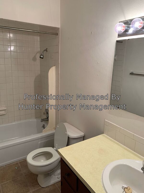 Building Photo - 933 S Wildan Ave