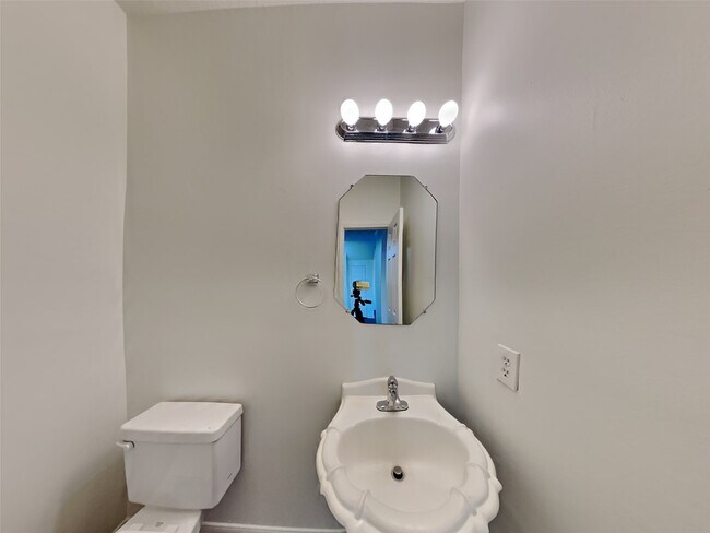 Building Photo - 2911 Linda Dr