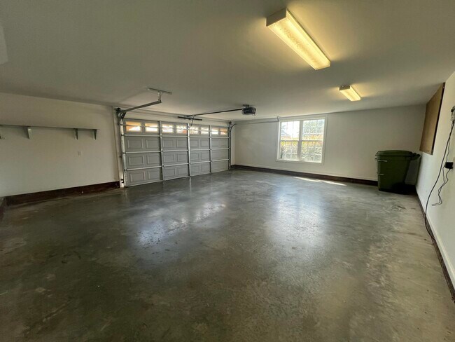 Building Photo - 2105 Harborview Dr