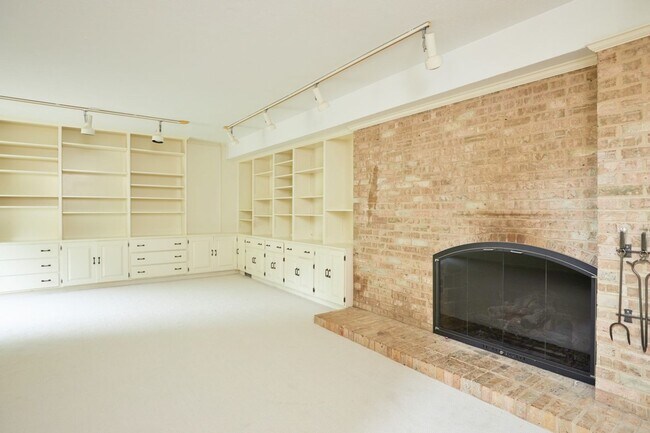 Building Photo - Sparkling and Spacious