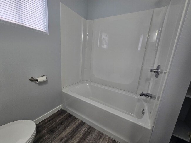 Building Photo - Beautifully Updated 2 bedroom 1 bathroom 776 sq ft home