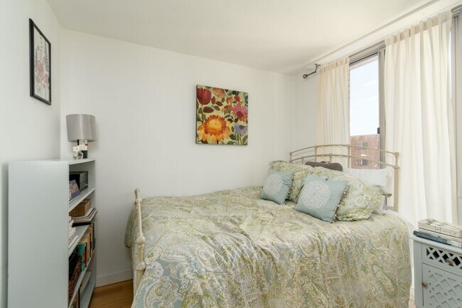 Building Photo - Sunlit 1BR Apartment with a Versatile Second Room at Claridge House
