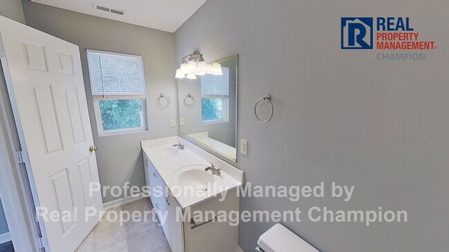 Building Photo - 3 BD/2 BA Upper Unit Condo in Hawthorne Park