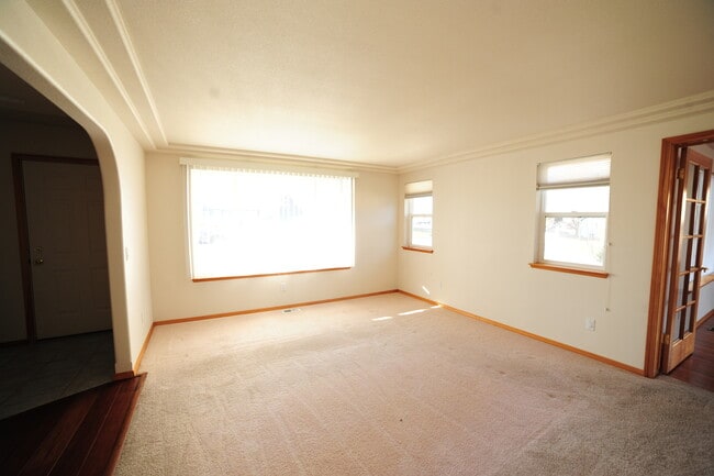 Building Photo - Sweet South Richland Home with Large Yard