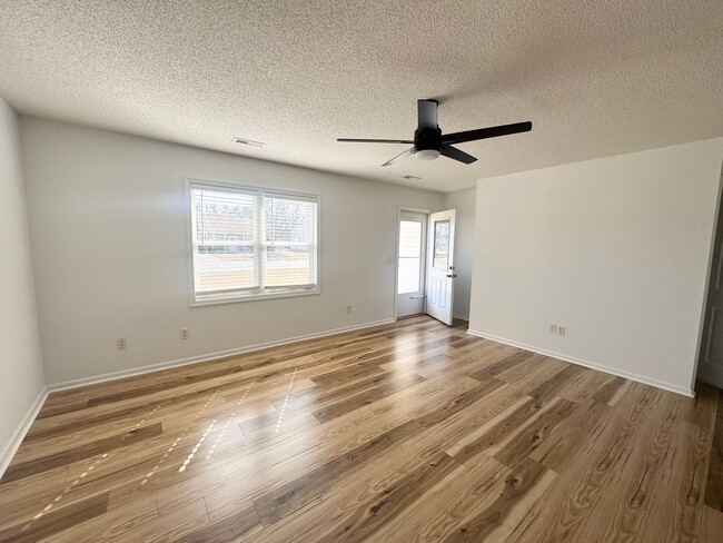 Building Photo - 111 Raintree Run