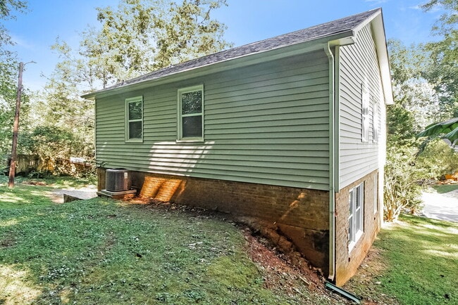 Building Photo - 421 Whispering Pines Dr