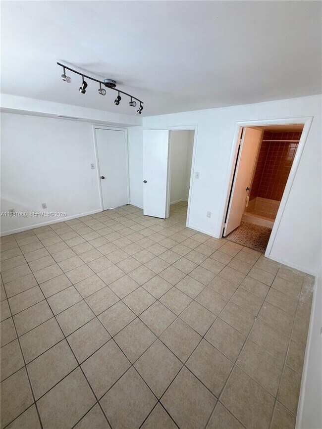 Building Photo - 2001 Bay Dr