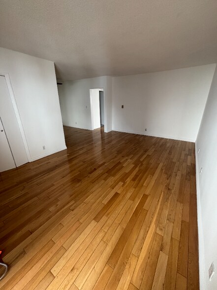 Building Photo - 2042 Beachwood Dr