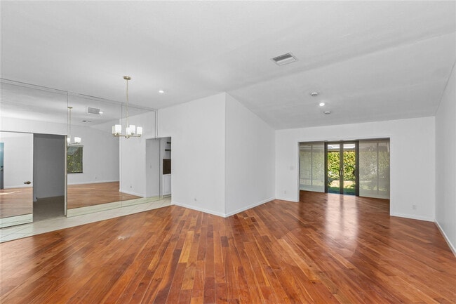 Building Photo - 5051 Pine Dr