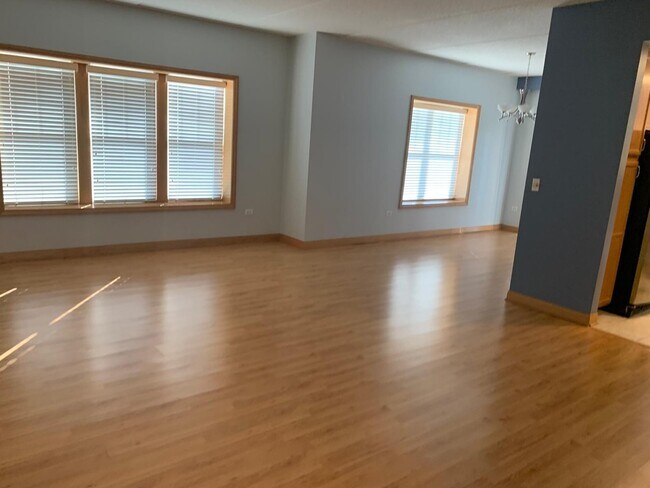 Building Photo - 101 Pointe Dr