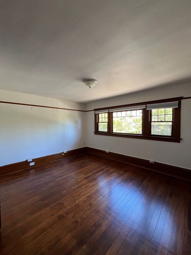 Building Photo - Charming 1910 Craftsman Home – 3BR/2BA + B...